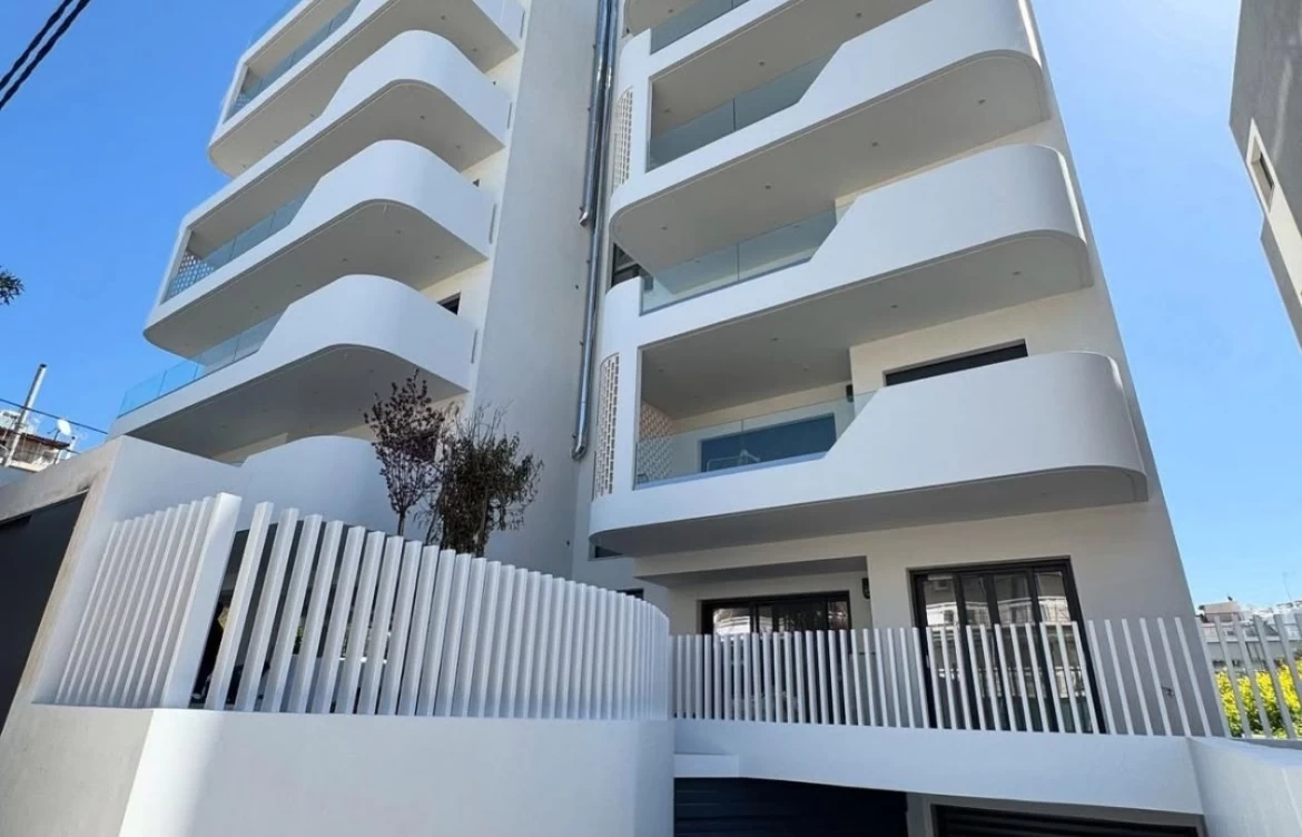 Λευκή Μεταλλική Περίφραξη με Δυναμική Γεωμετρία